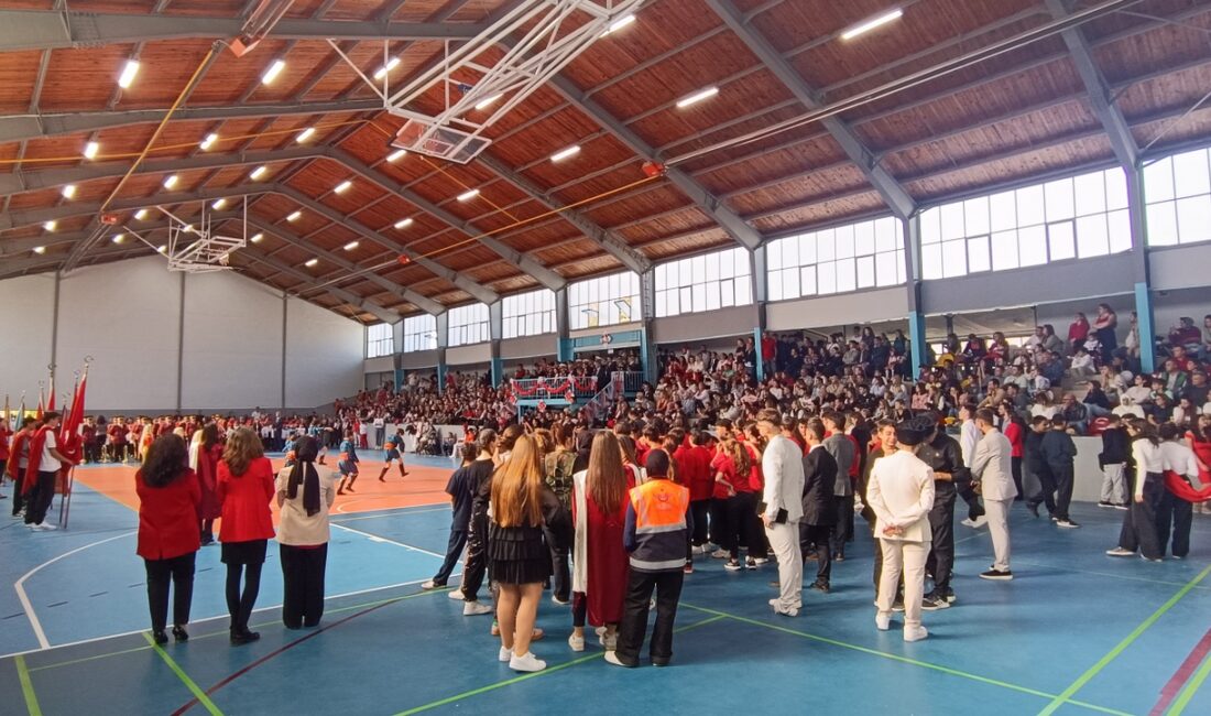 Foça’da Cumhuriyet Bayramı’nın 102’nci yılı büyük coşkuyla kutlandı. Öğrencilerin gösterileri