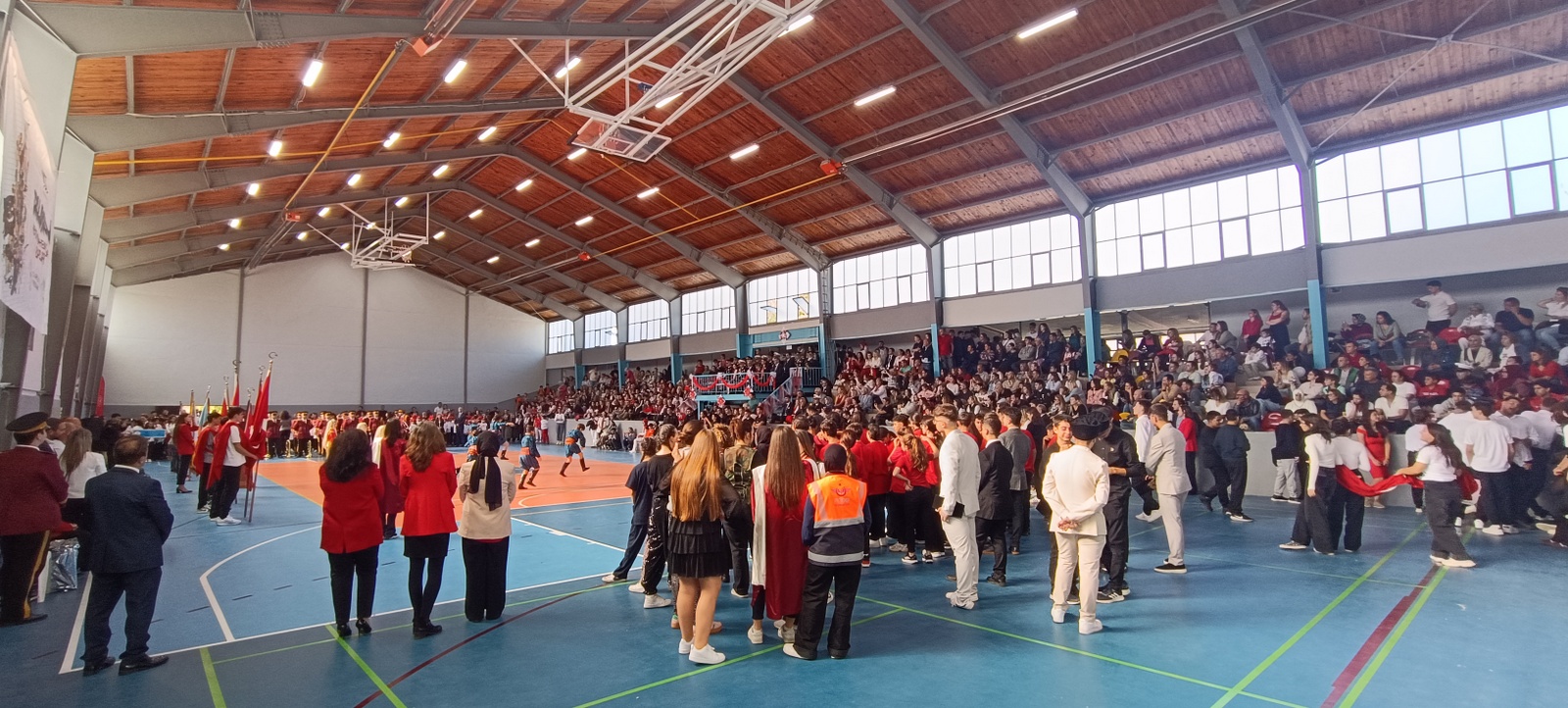 Foça’da Cumhuriyet Bayramı’nın 102’nci yılı büyük coşkuyla kutlandı. Öğrencilerin gösterileri