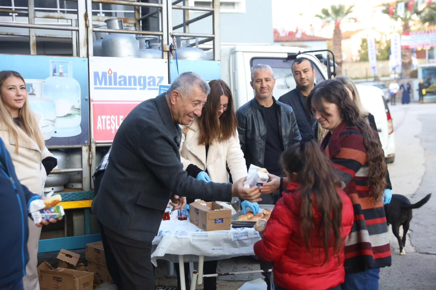 Güzelbahçe Belediyesi, devlet okullarındaki ilk ve ortaokul öğrencilerine her sabah