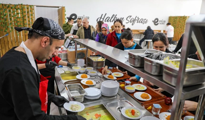 Turgutlu Belediyesi’nin Kent Lokantası’nda başlattığı “Askıda Yemek” uygulamasıyla hayırseverler, ihtiyaç