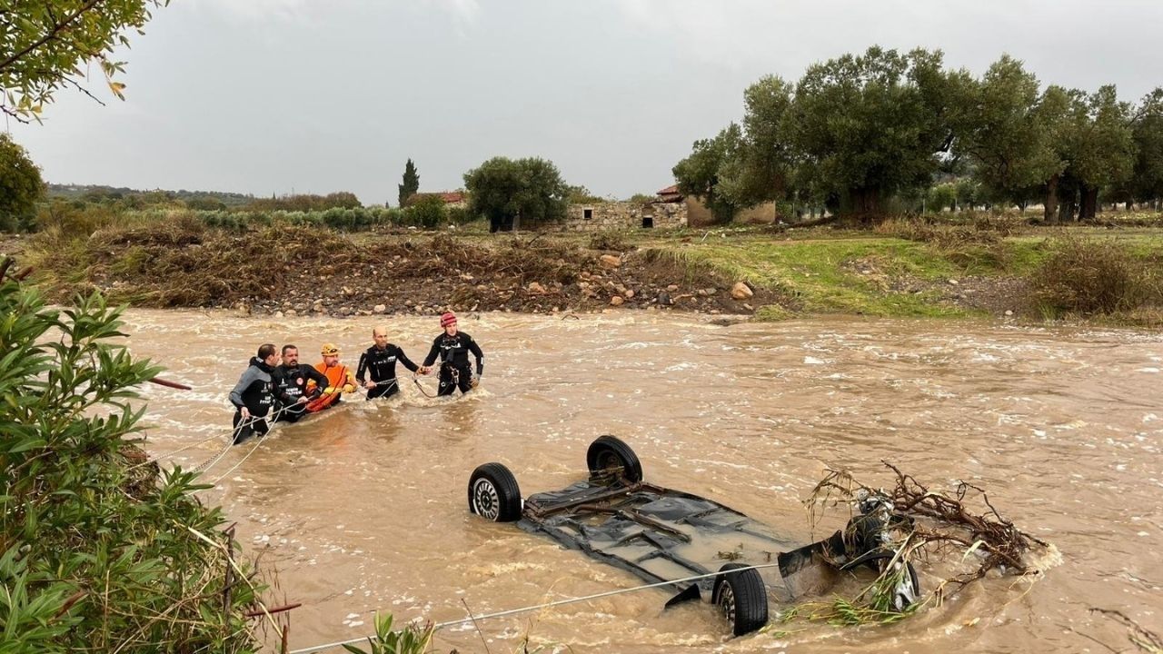 İzmir’in Foça ilçesinde sabah saatlerinde başlayan sağanak yağış kısa sürede
