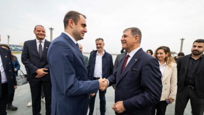 İzmir Büyükşehir Belediye Başkanı Dr. Cemil Tugay, mazbatasını alan CHP