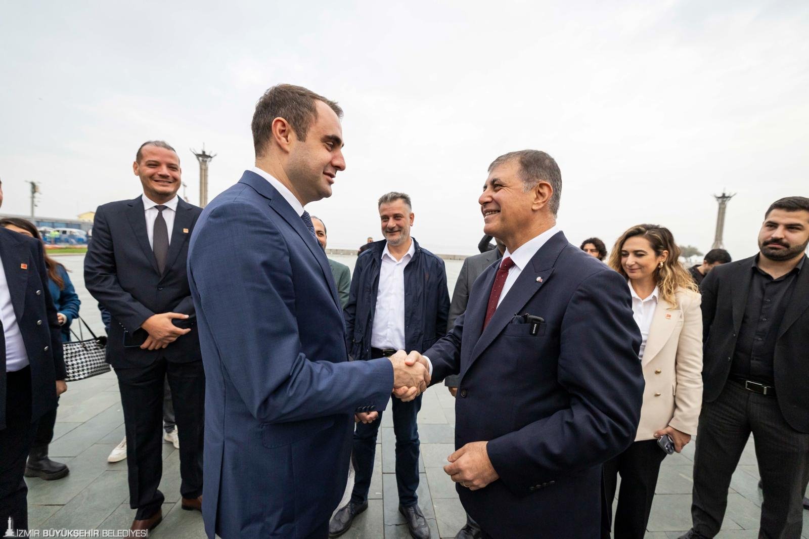 İzmir Büyükşehir Belediye Başkanı Dr. Cemil Tugay, mazbatasını alan CHP