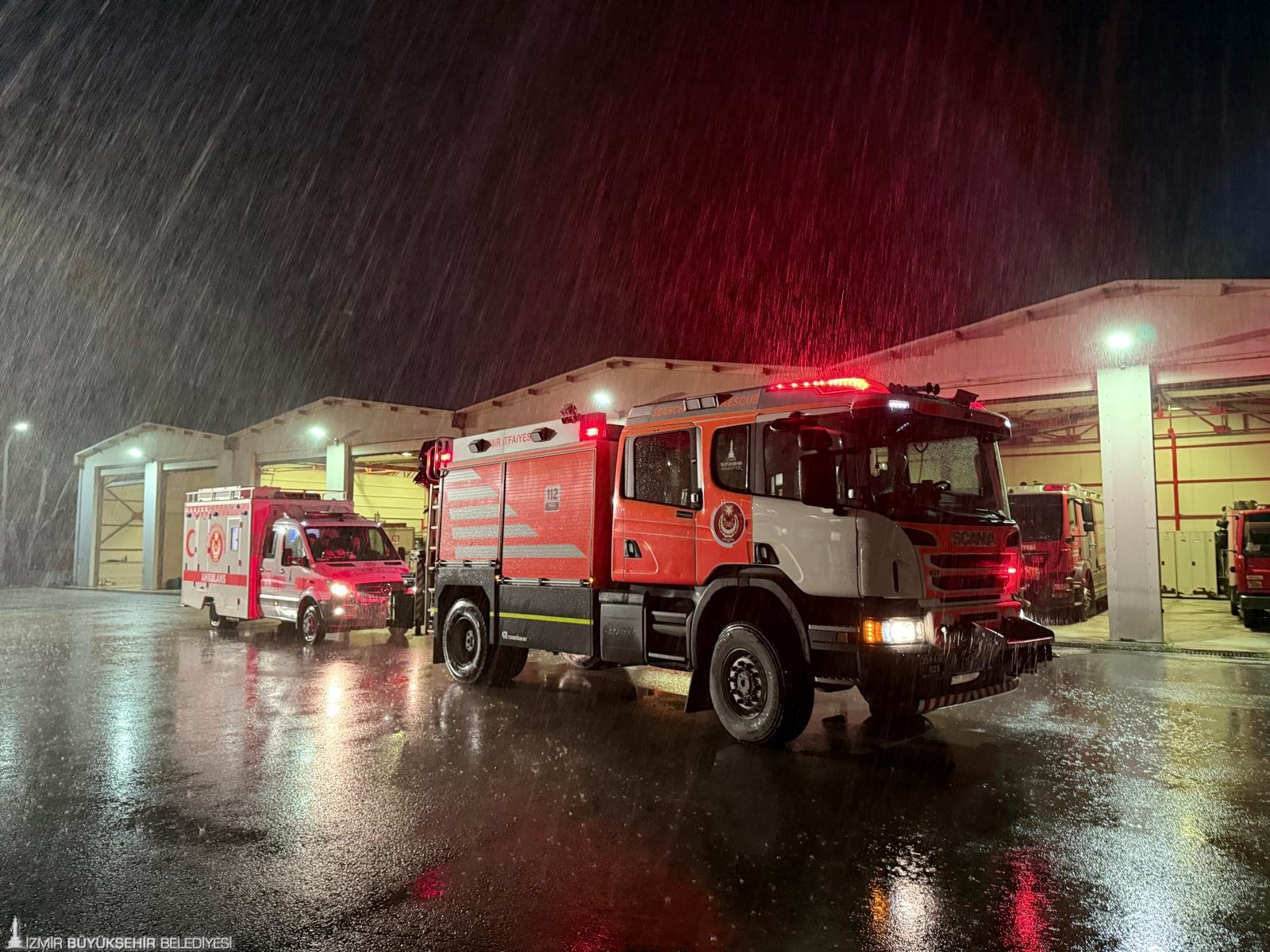 Balıkesir’in Sındırgı ilçesinde 6.1 büyüklüğünde deprem sonrası İzmir Büyükşehir Belediyesi