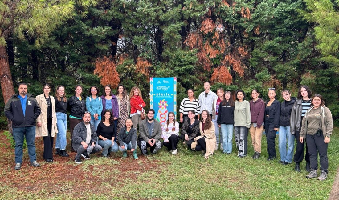 İzmir Büyükşehir Belediyesi’nin düzenlediği atölyede üniversite öğrencileri, Doğal Yaşam Parkı’ndaki