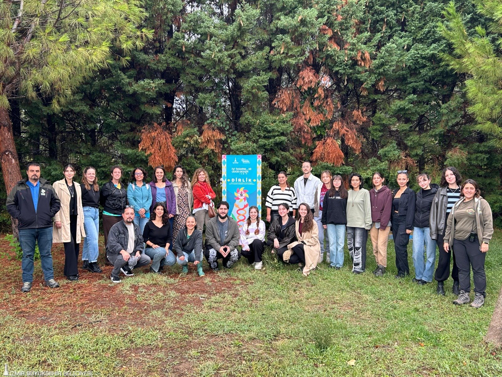 İzmir Büyükşehir Belediyesi’nin düzenlediği atölyede üniversite öğrencileri, Doğal Yaşam Parkı’ndaki
