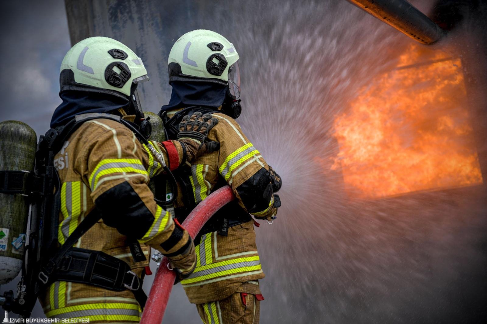 İzmir Büyükşehir Belediyesi, genç itfaiye personelini yangın, afet ve kurtarma