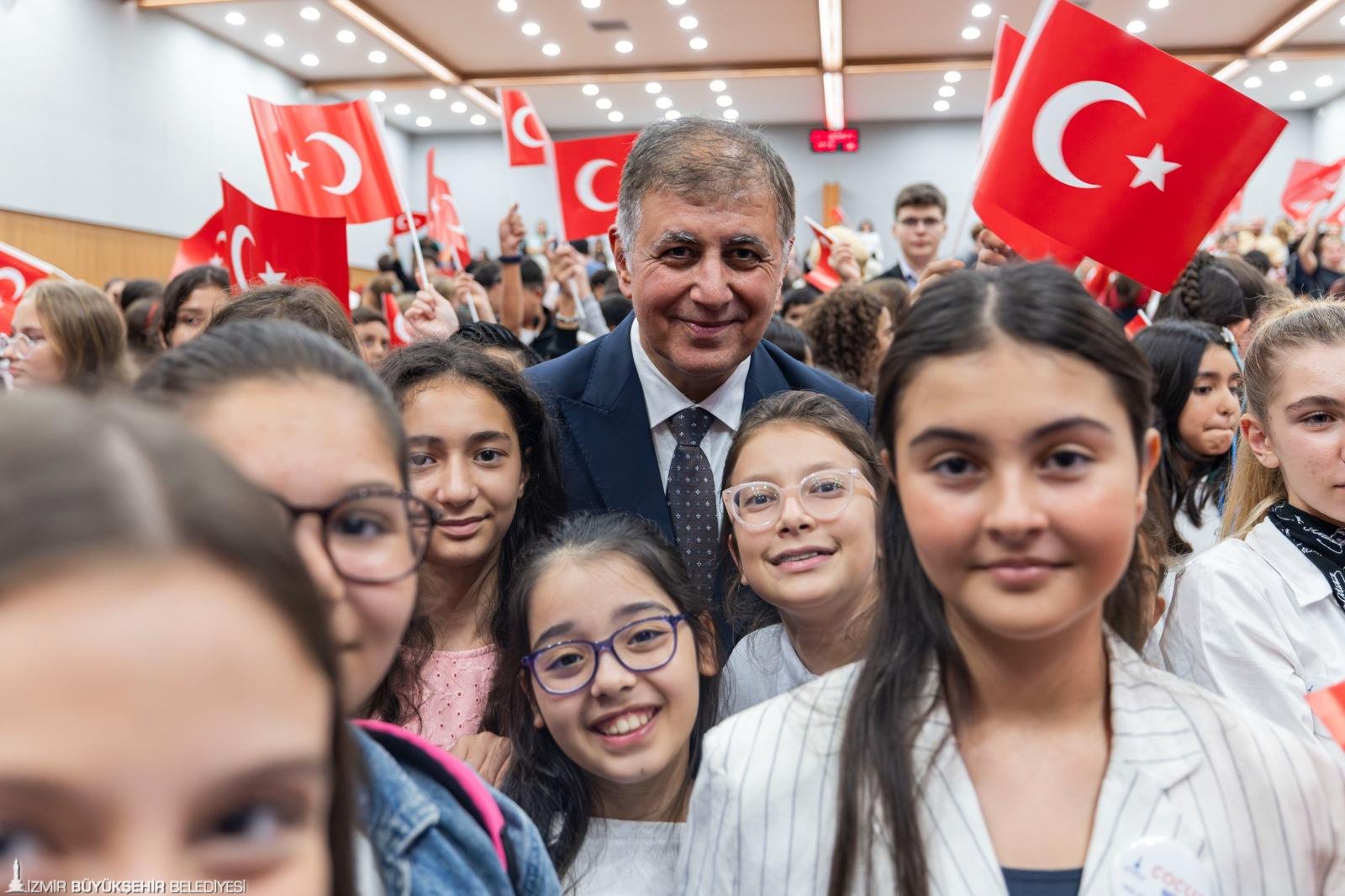 İzmir Büyükşehir Belediye Başkanı Cemil Tugay, Cumhuriyet Bayramı özel oturumunda