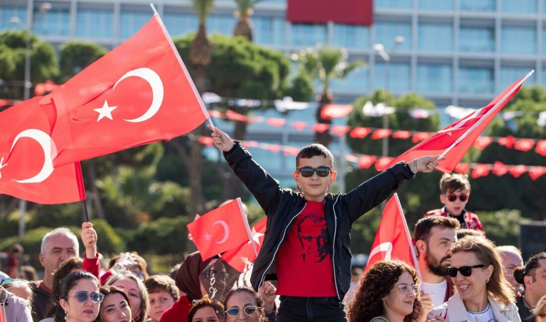 İzmir, Cumhuriyet’in 102. yılını Cumhuriyet Meydanı’nda büyük bir coşkuyla kutladı.