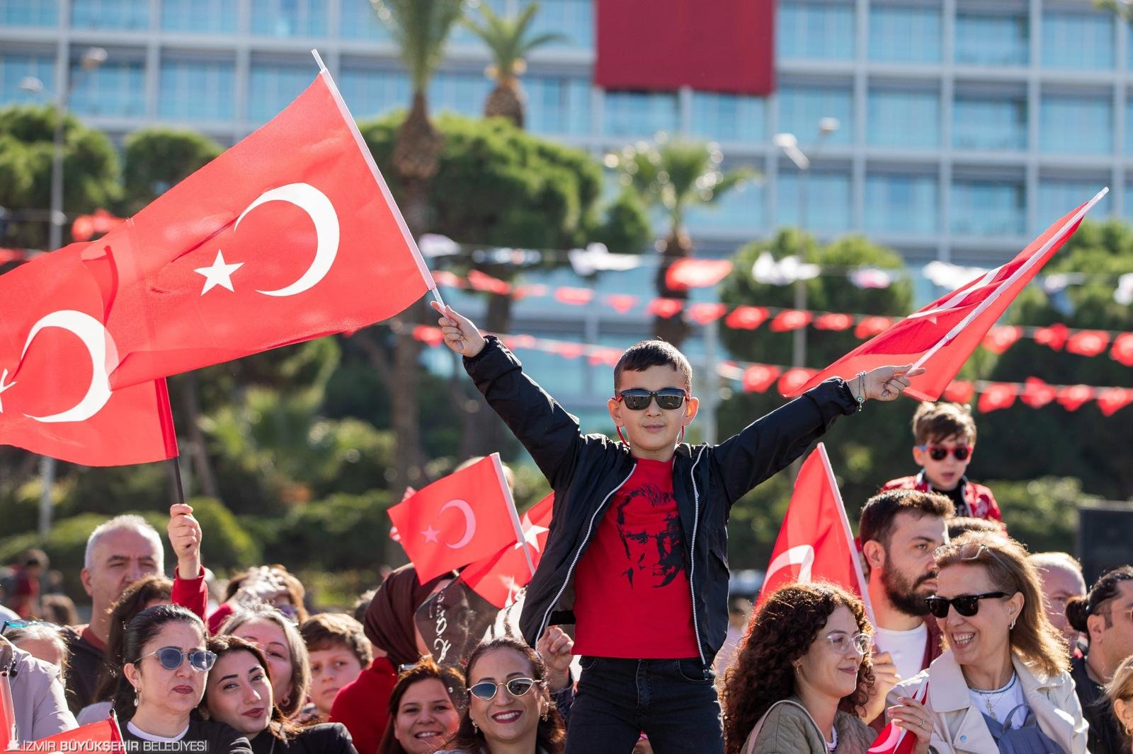 İzmir, Cumhuriyet’in 102. yılını Cumhuriyet Meydanı’nda büyük bir coşkuyla kutladı.