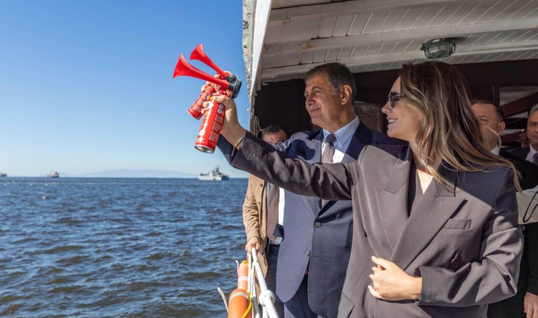 İzmir Körfezi’nde düzenlenen “102’nci Yıl 102 Mil Cumhuriyet Kupası Yat