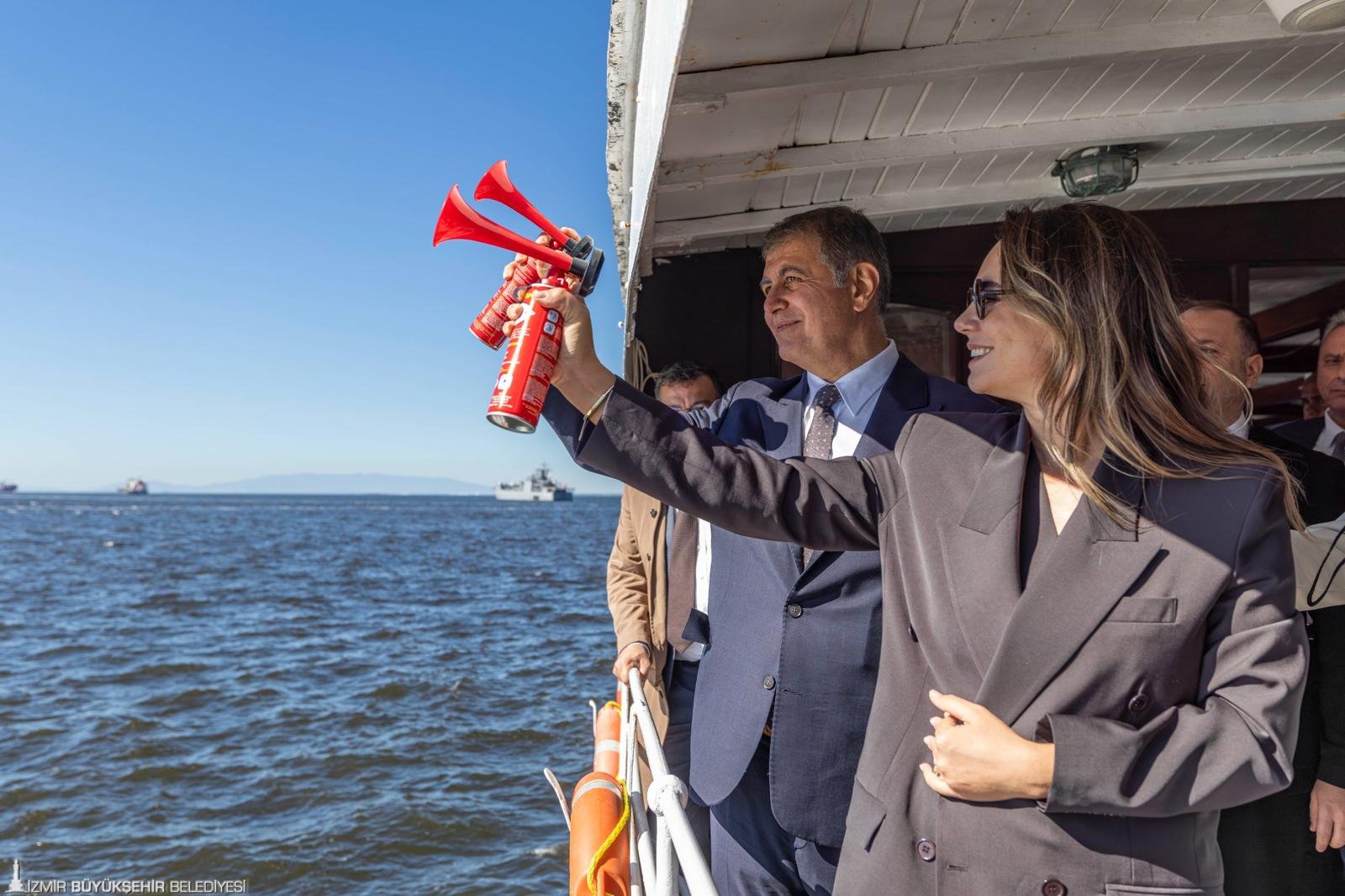 İzmir Körfezi’nde düzenlenen “102’nci Yıl 102 Mil Cumhuriyet Kupası Yat