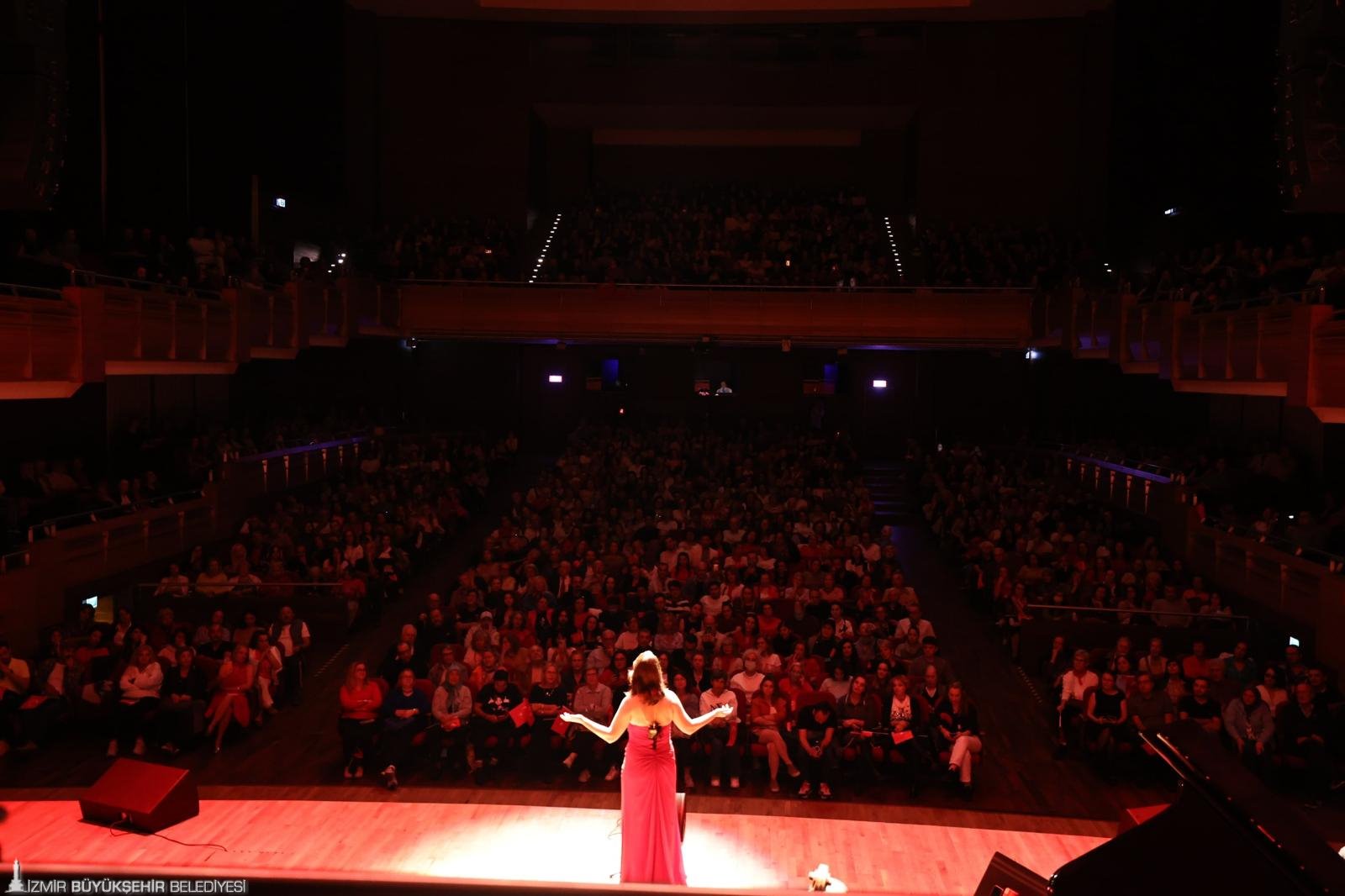 İzmir Büyükşehir Belediyesi’nin düzenlediği “Dilek Türkan ile Cumhuriyet’e Şarkılar” konseri,