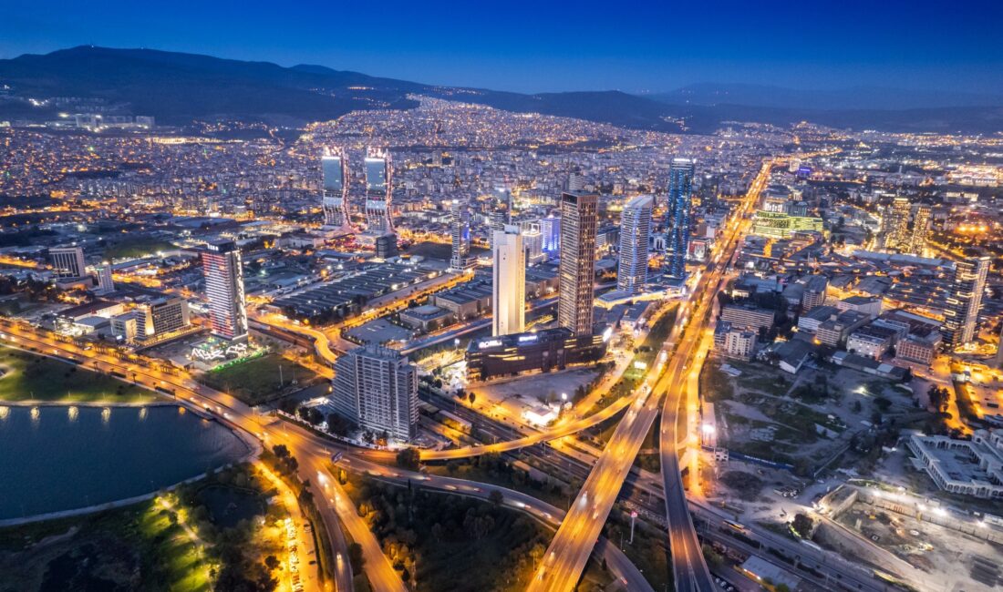 İzmir Büyükşehir Belediyesi, riskli yapıların dönüştürülmesini hedefleyen “İzmir Yenileniyor” projesi