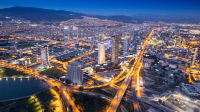 İzmir Büyükşehir Belediyesi, riskli yapıların dönüştürülmesini hedefleyen “İzmir Yenileniyor” projesi