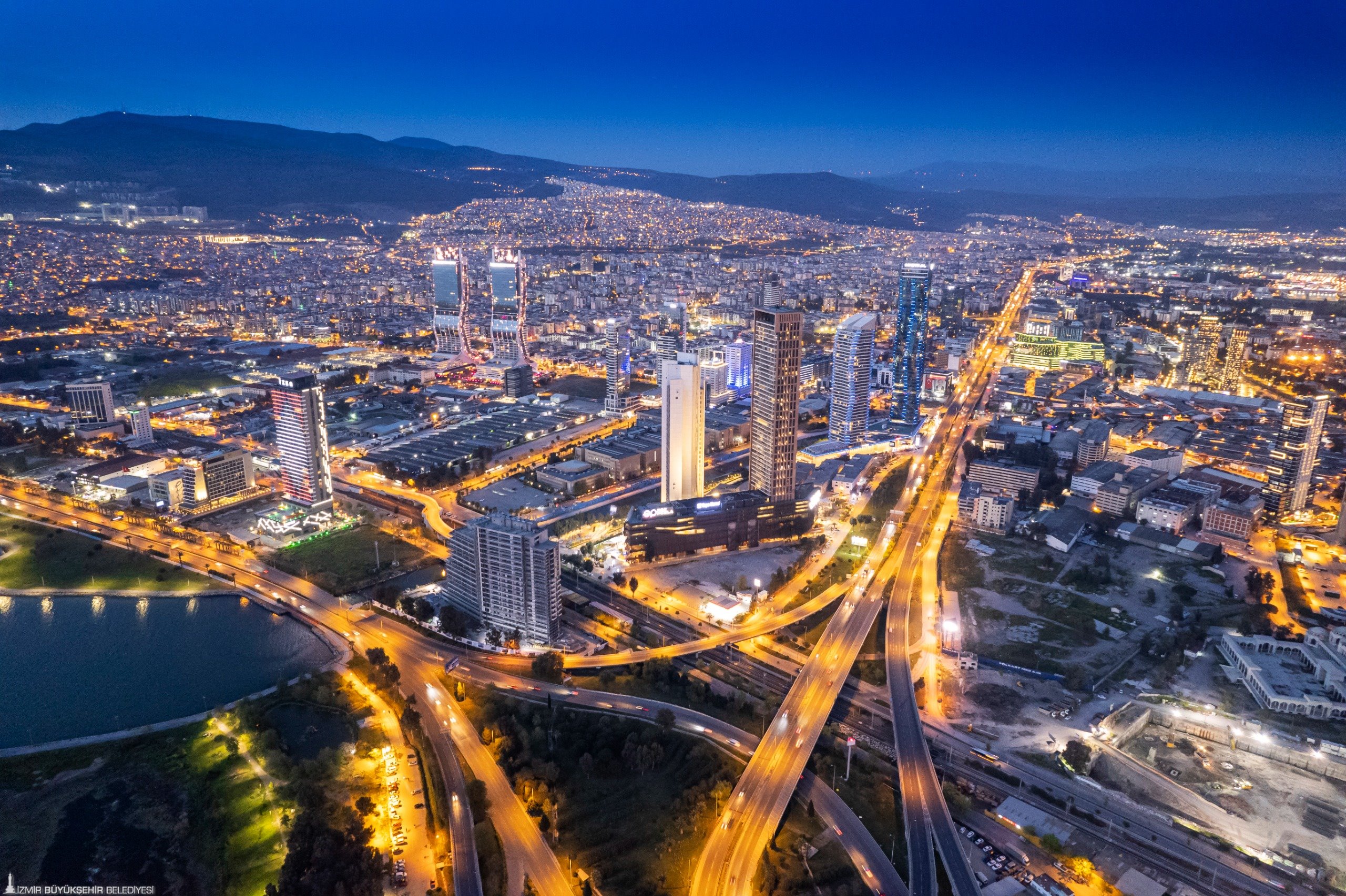İzmir Büyükşehir Belediyesi, riskli yapıların dönüştürülmesini hedefleyen “İzmir Yenileniyor” projesi