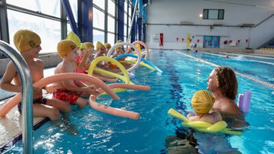 Buca Belediyesi, ücretsiz okul öncesi eğitim alan çocuklara yüzme dersleri