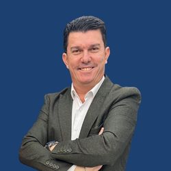 Özgür Coşkun yazar fotoğrafı