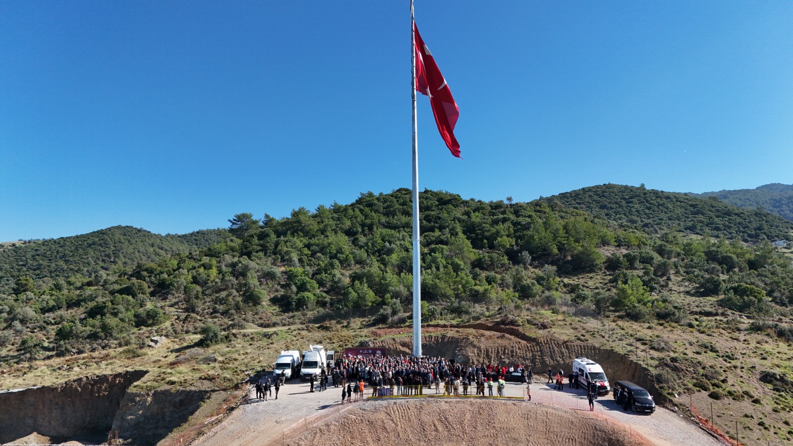 İzmir Ekonomi Üniversitesi, Cumhuriyet’in 102. yılını yapımı süren Güzelbahçe kampüsünde