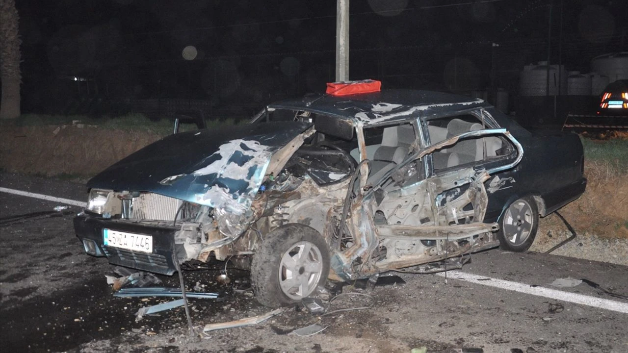 İzmir’in Ödemiş ilçesinde otomobil ile pikabın çarpıştığı kazada 3’ü çocuk
