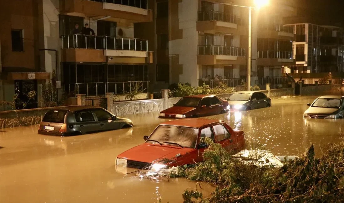 İzmir’in Bergama ilçesinde etkili olan kuvvetli sağanak yağış, sel felaketine