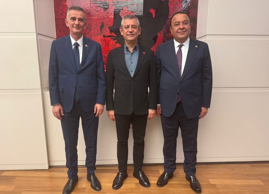 Bağımsız Milletvekili Ümit Dikbayır, CHP lideri Özgür Özel’i ziyaret etti.