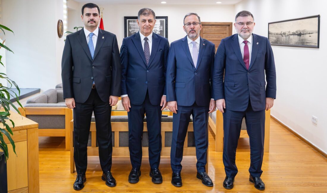 AK Parti İzmir yöneticileri ve Büyükşehir Belediye Başkanı Cemil Tugay,