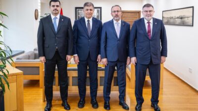 AK Parti İzmir yöneticileri ve Büyükşehir Belediye Başkanı Cemil Tugay,