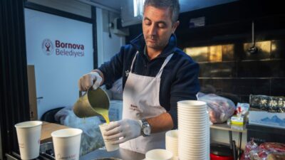 Bornova Belediyesi’nden vatandaşlara sıcak çorba ikramı başladı