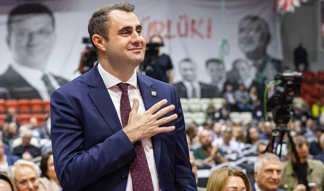 CHP İzmir İl Başkanı Çağatay Güç ve yeni yönetimi mazbatalarını