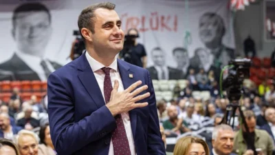 CHP İzmir İl Başkanı Çağatay Güç ve yeni yönetimi mazbatalarını