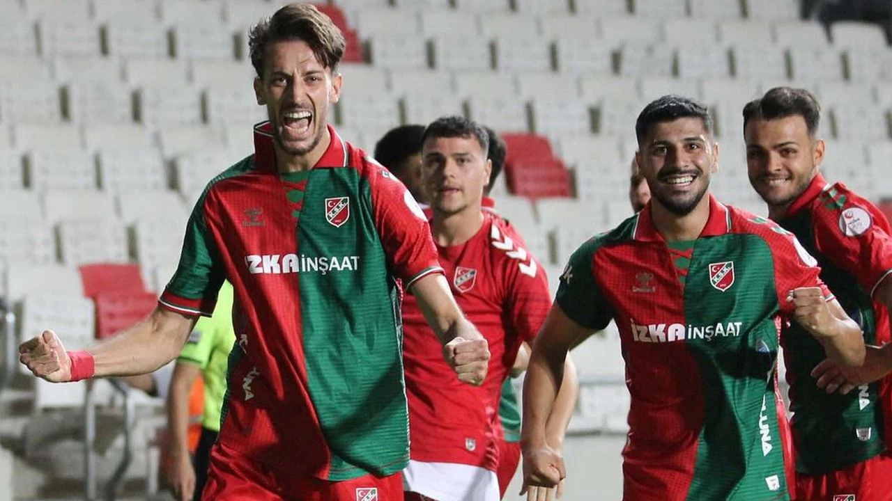 3. Lig 4. Grup’ta Burhanettin Basatemür yönetimindeki Karşıyaka, yenilgisiz liderliğini