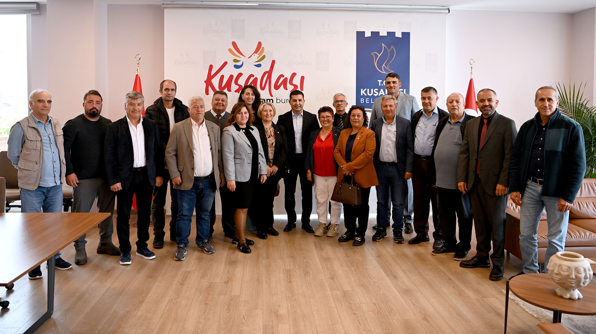 Kuşadası Belediye Başkanı Ömer Günel, Muhtarlar Günü’nde kentte görev yapan