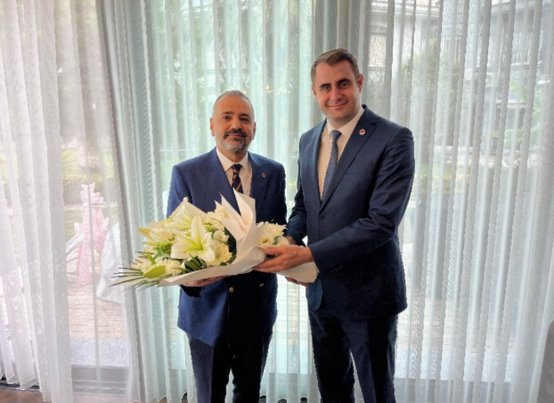 CHP İzmir İl Başkanı Çağatay Güç, mazbatasını aldıktan sonra il