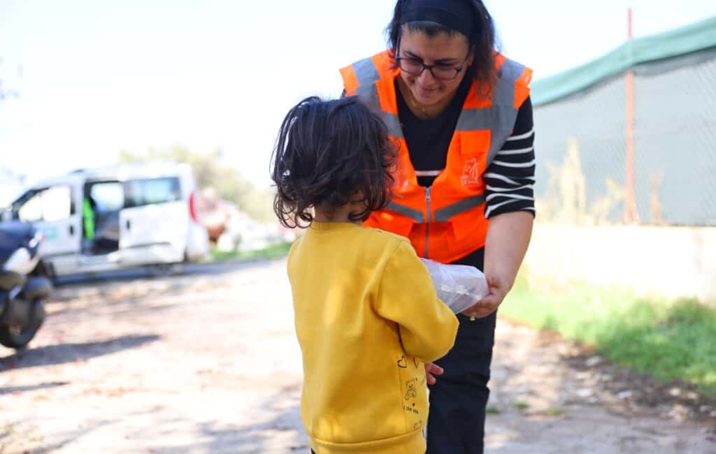 Çeşme Belediyesi, ihtiyaç sahibi 1-4. sınıf öğrencilerine yaş gruplarına uygun,
