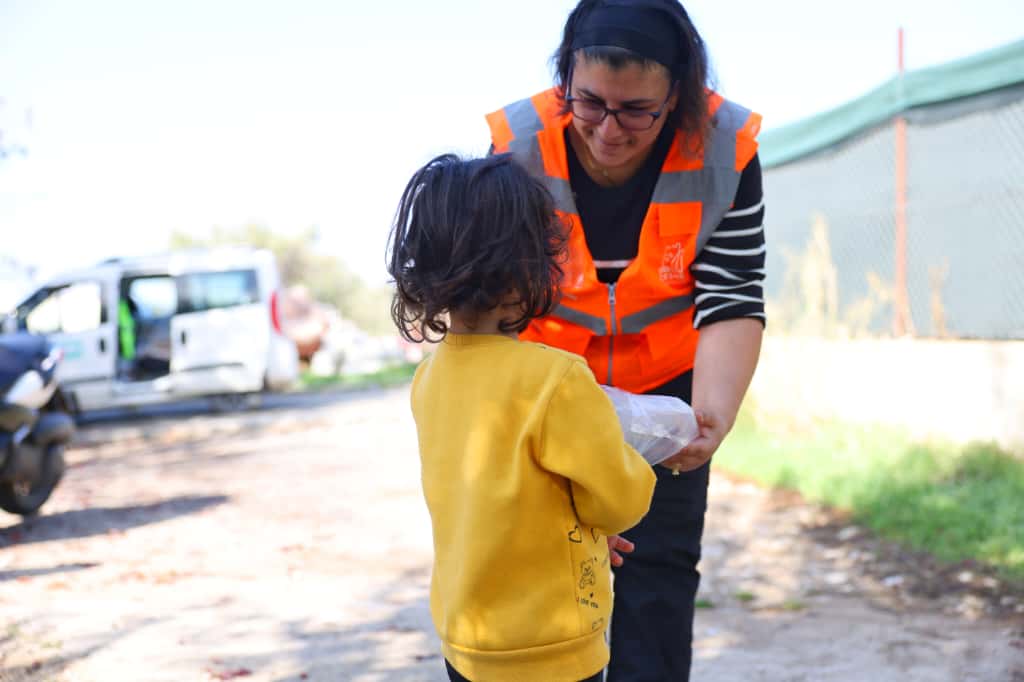 Çeşme Belediyesi, ihtiyaç sahibi 1-4. sınıf öğrencilerine yaş gruplarına uygun,