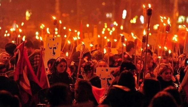 Foça’daki sel felaketi nedeniyle iptal edilen fener alayı yerine, Foçalılar