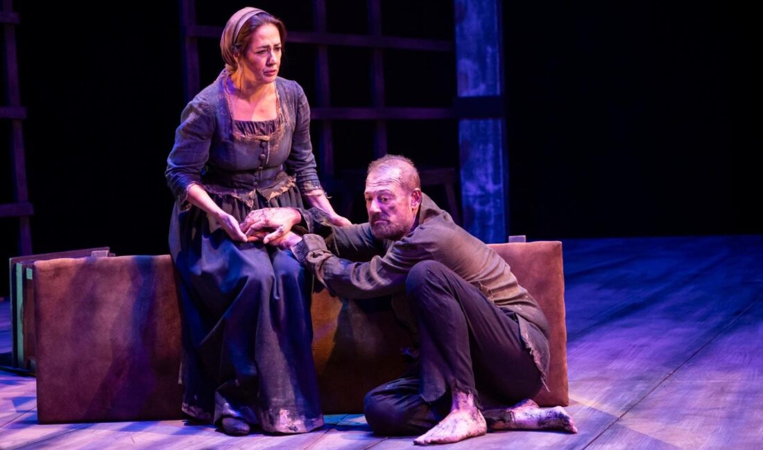 İzmir Büyükşehir Belediye Başkanı Cemil Tugay, eşi Öznur Tugay ile