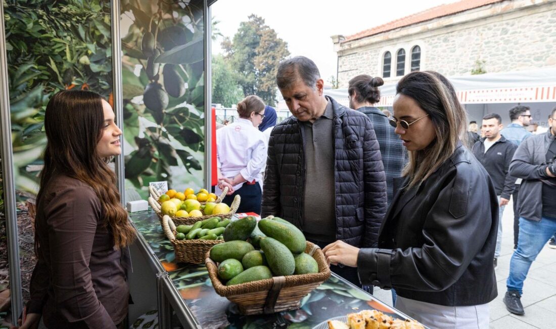 İzmir Büyükşehir Belediye Başkanı Cemil Tugay, eşi Öznur Tugay ile