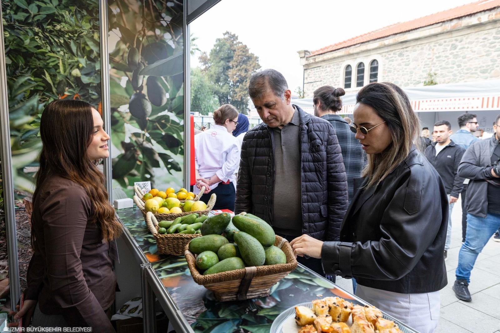 İzmir Büyükşehir Belediye Başkanı Cemil Tugay, eşi Öznur Tugay ile