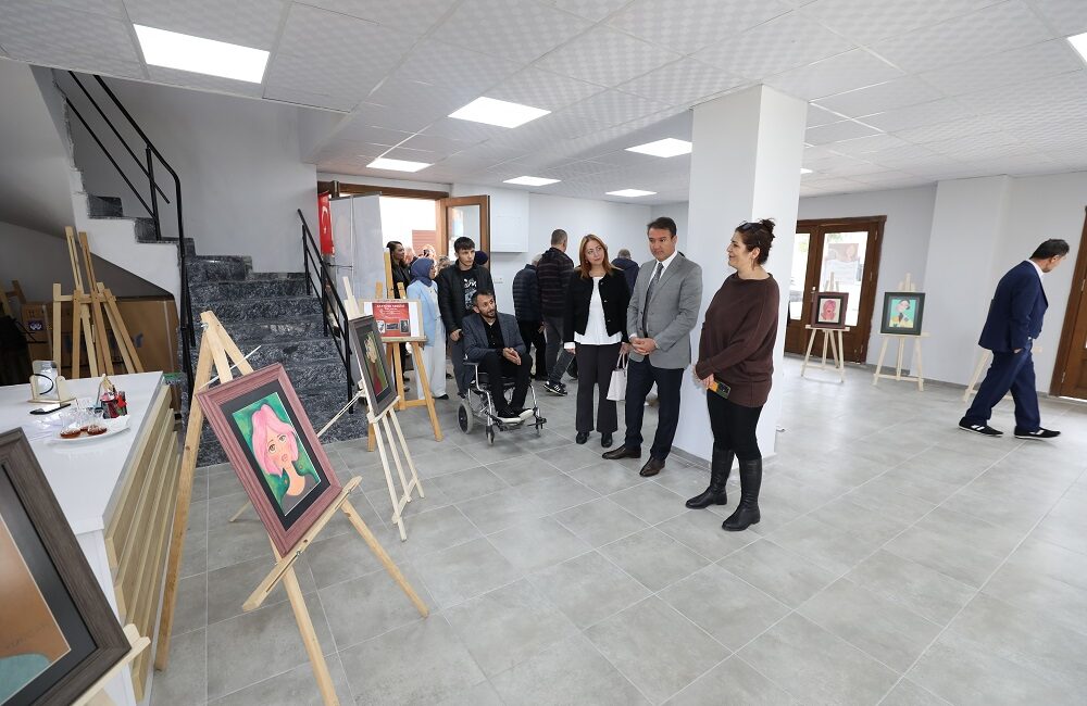 Menderes Belediyesi, Özdere Atatürk Kültür Merkezi’nde otizmli ressam Tuğcan Çobanoğlu’nun