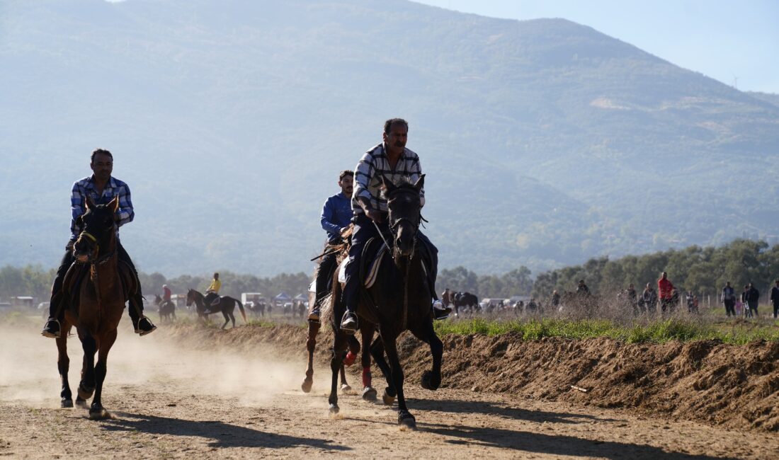 Tire’de düzenlenen Geleneksel Rahvan At Yarışları nefes kesti. Türkiye’nin birçok