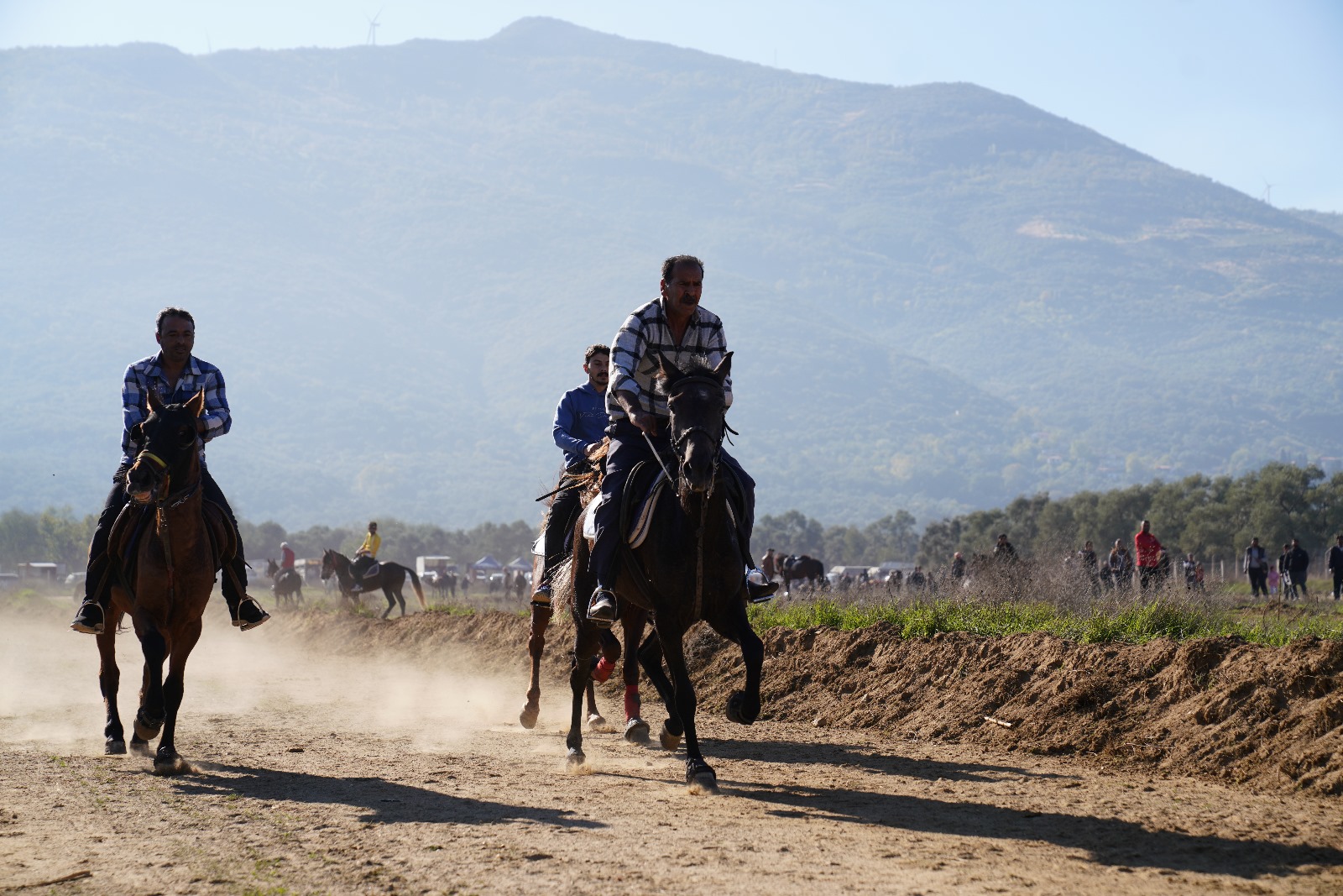 Tire’de düzenlenen Geleneksel Rahvan At Yarışları nefes kesti. Türkiye’nin birçok