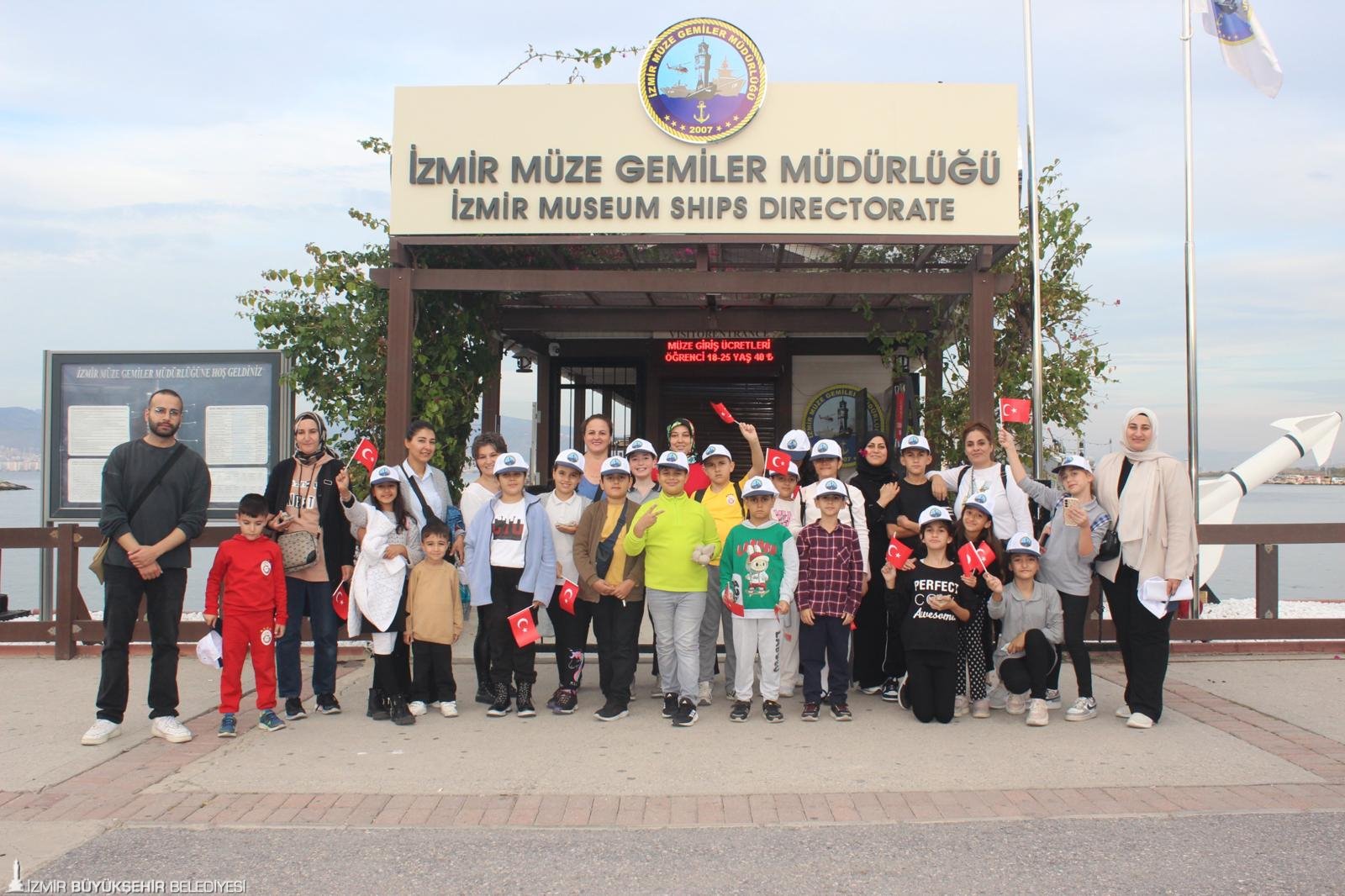 İzmir Büyükşehir Belediyesi’nin düzenlediği etkinlikte, öğrenciler hem İngilizce pratiği yaptı