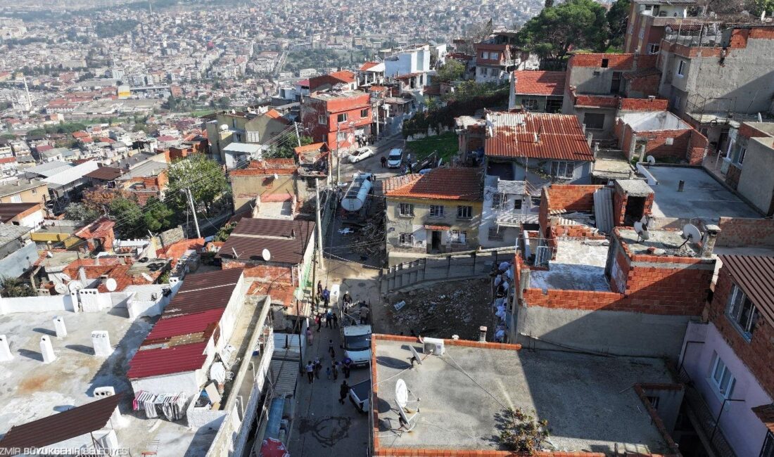 İzmir Büyükşehir Belediyesi, Kadifekale çevresindeki kamulaştırma ve yıkım çalışmalarını hızlandırdı.