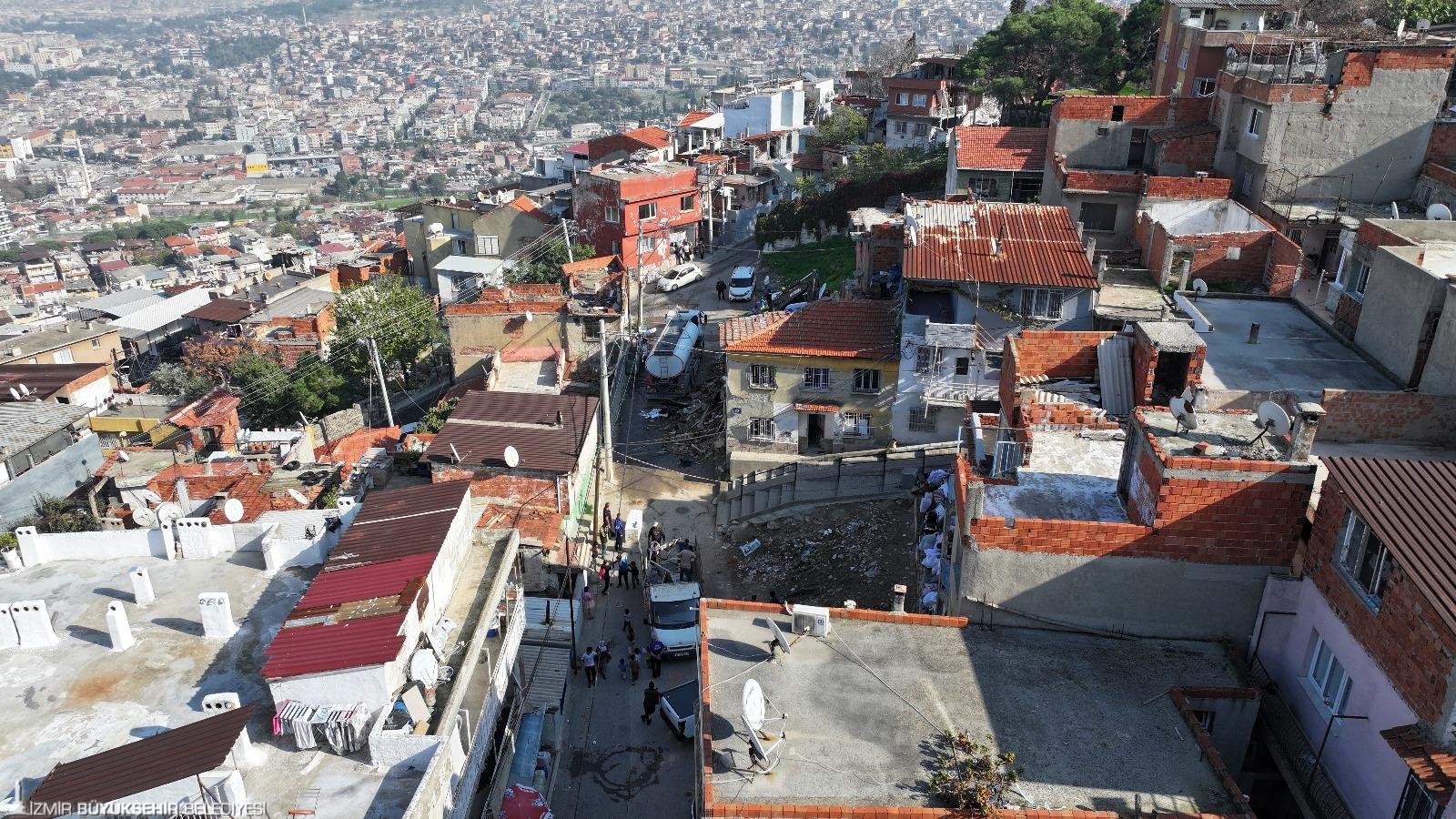 İzmir Büyükşehir Belediyesi, Kadifekale çevresindeki kamulaştırma ve yıkım çalışmalarını hızlandırdı.