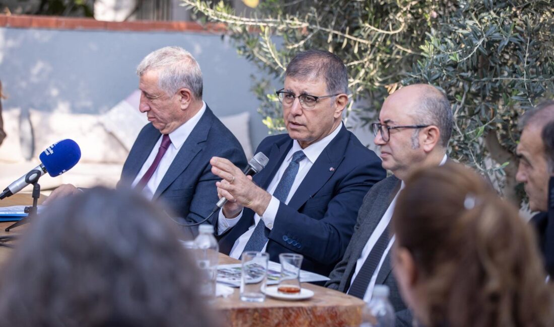 İzmir Büyükşehir Belediye Başkanı Dr. Cemil Tugay, Güzelbahçeli muhtarlarla buluşarak