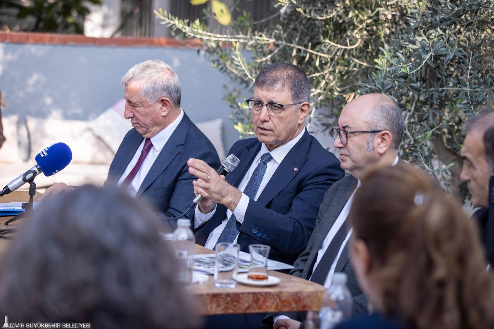 İzmir Büyükşehir Belediye Başkanı Dr. Cemil Tugay, Güzelbahçeli muhtarlarla buluşarak