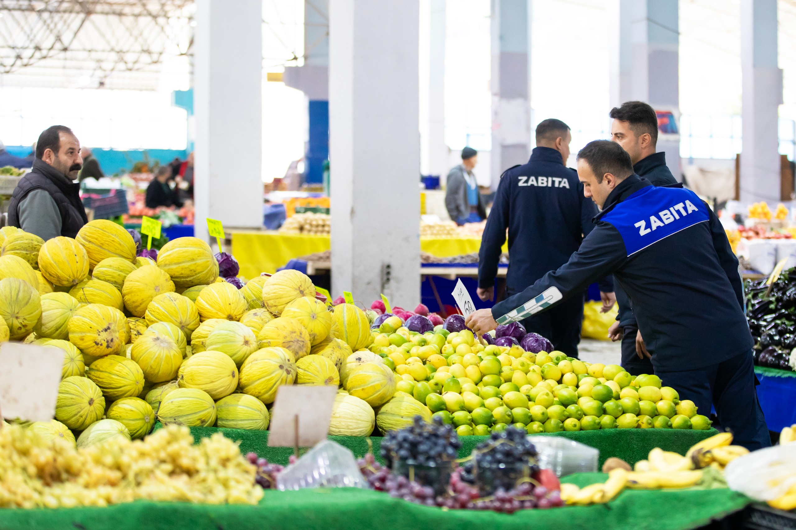 Narlıdere Belediyesi, Kapalı Pazar Yeri’nde fiyat etiketi, düzen ve tartı