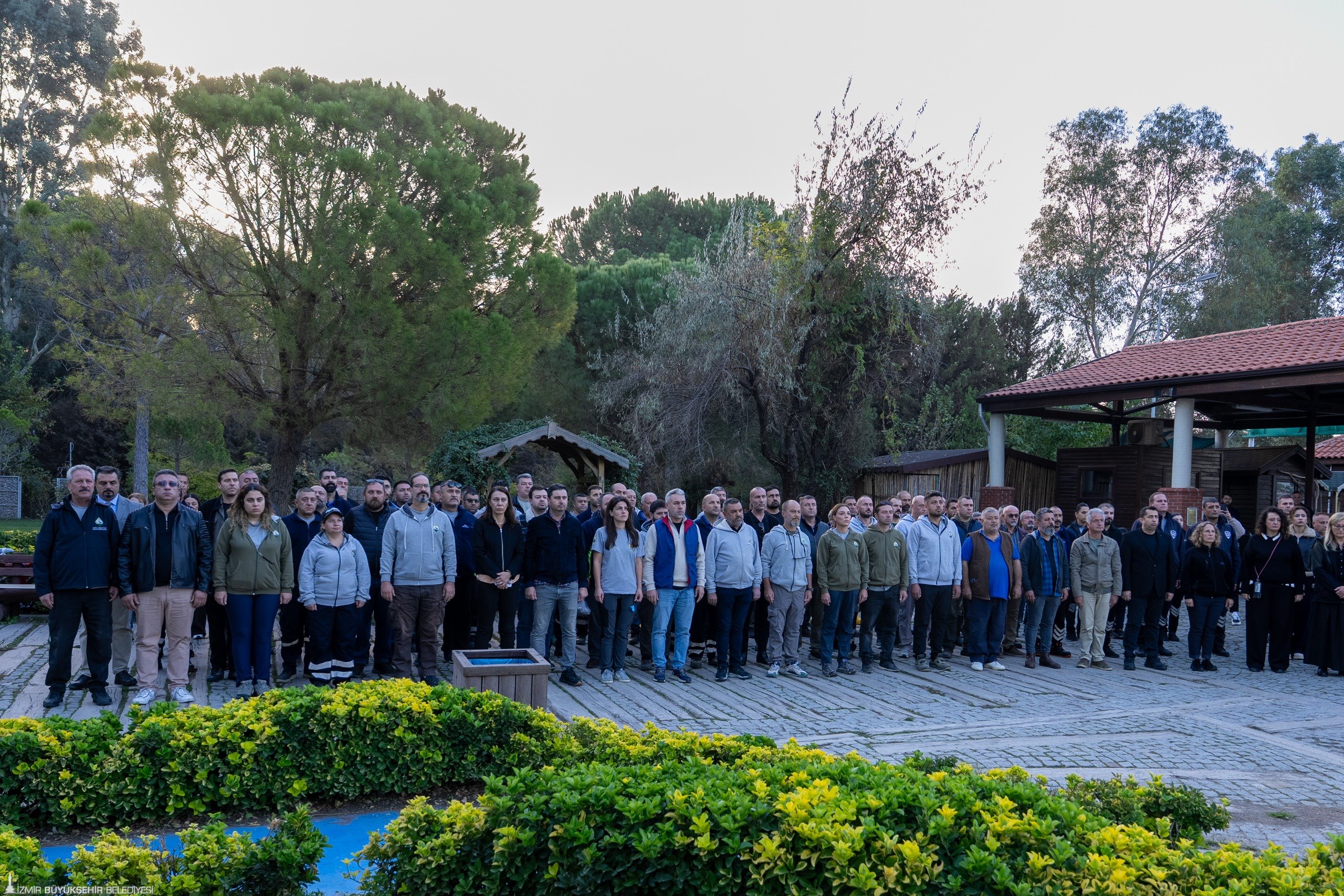 İzmir Doğal Yaşam Parkı’nda çalışanlar ve ziyaretçiler, Atatürk’ün ebediyete intikalinin